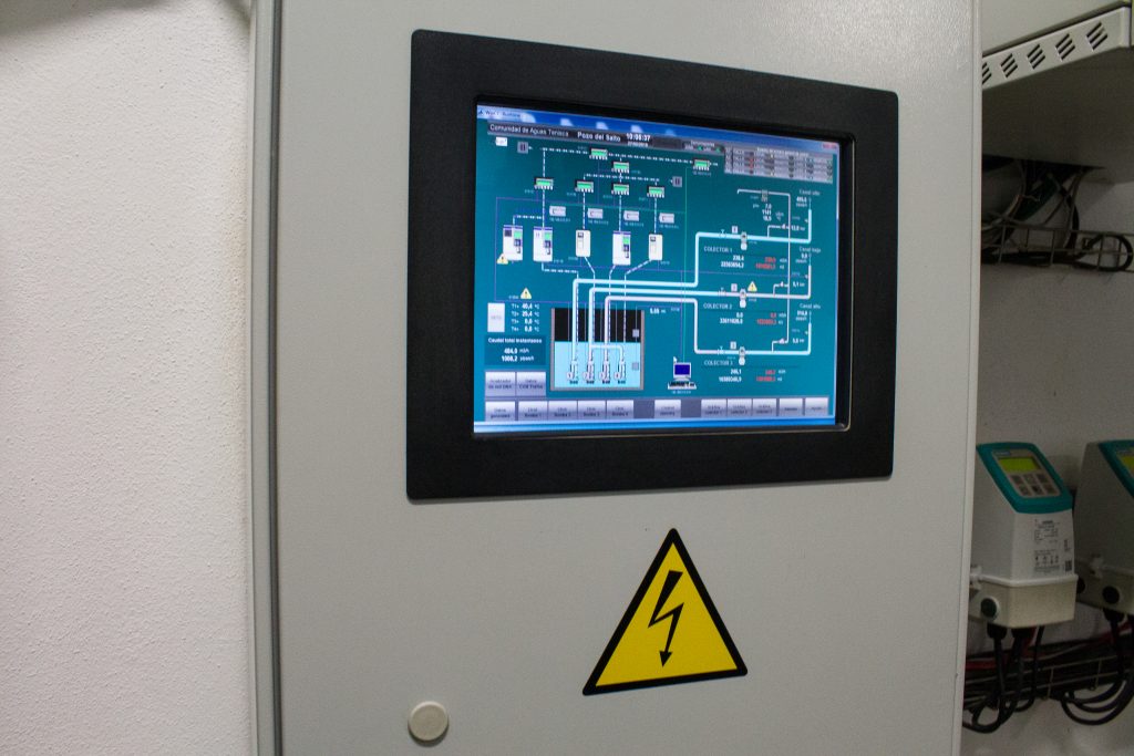 Un monitor con información técnica sobre el sistema de bombeo de agua