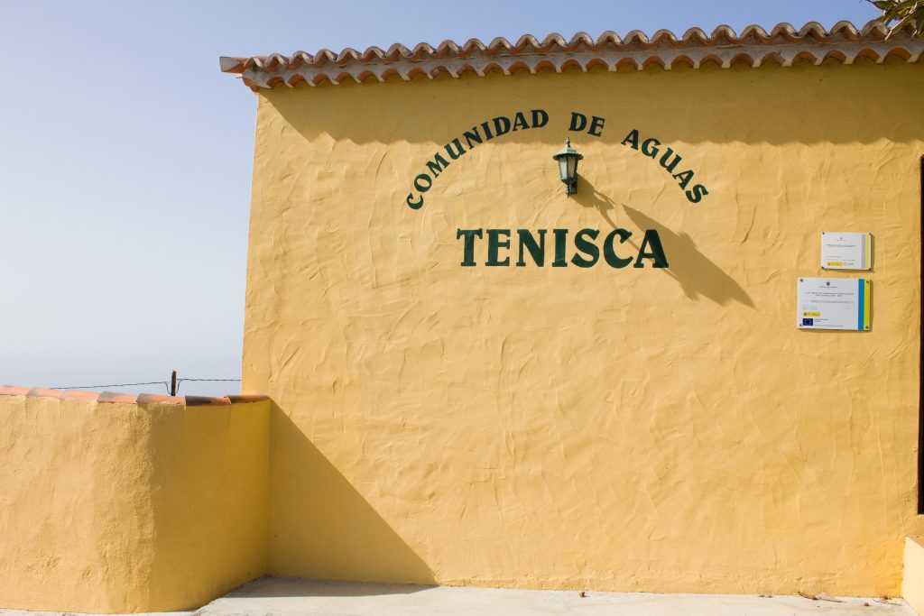 Una fachada de un edificio de la Comunidad de Aguas Tenisca