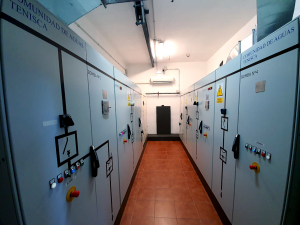 Aparatos eléctricos de bombas de agua en un cuarto